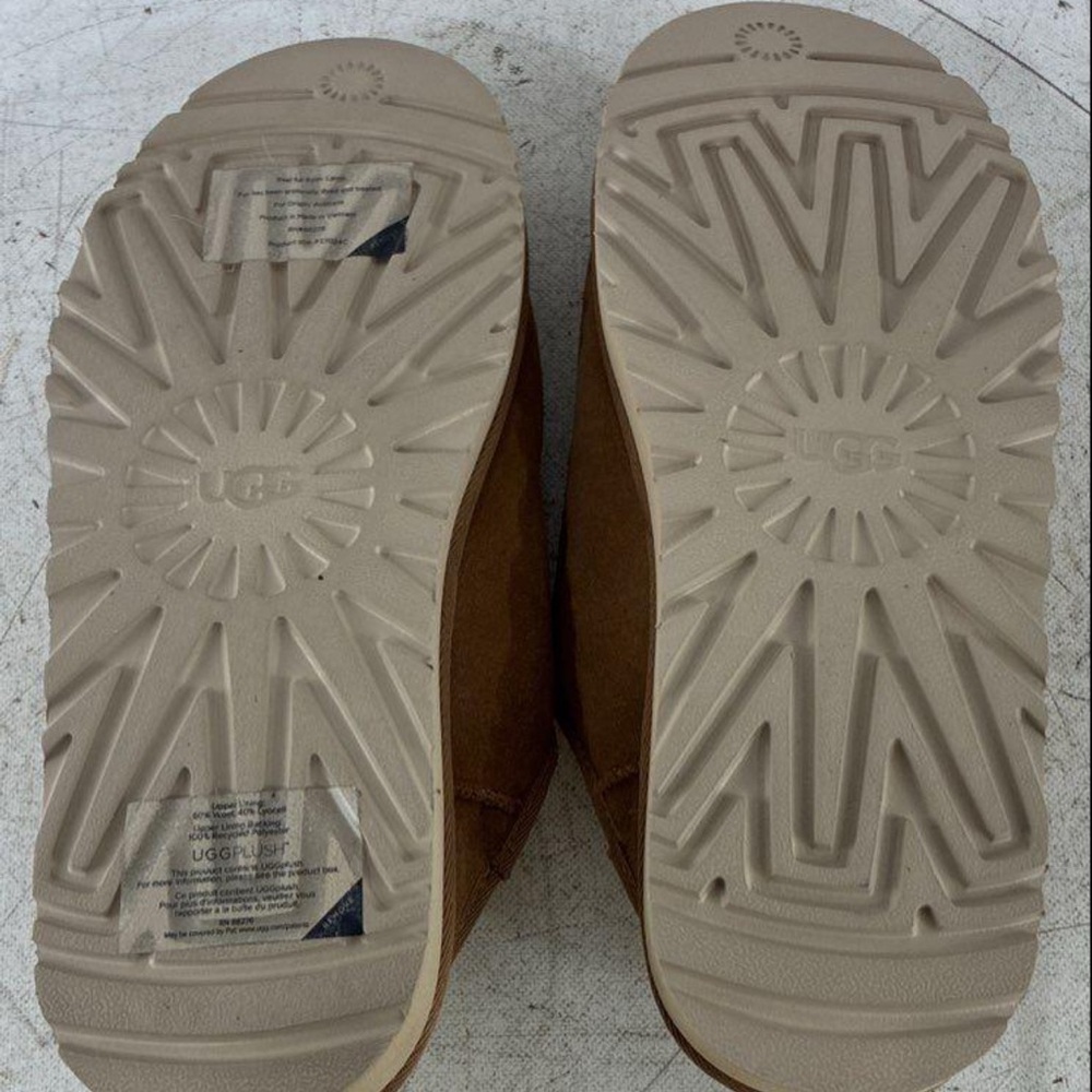 UGG®
Scuff Slipper - Picture 6 of 8
